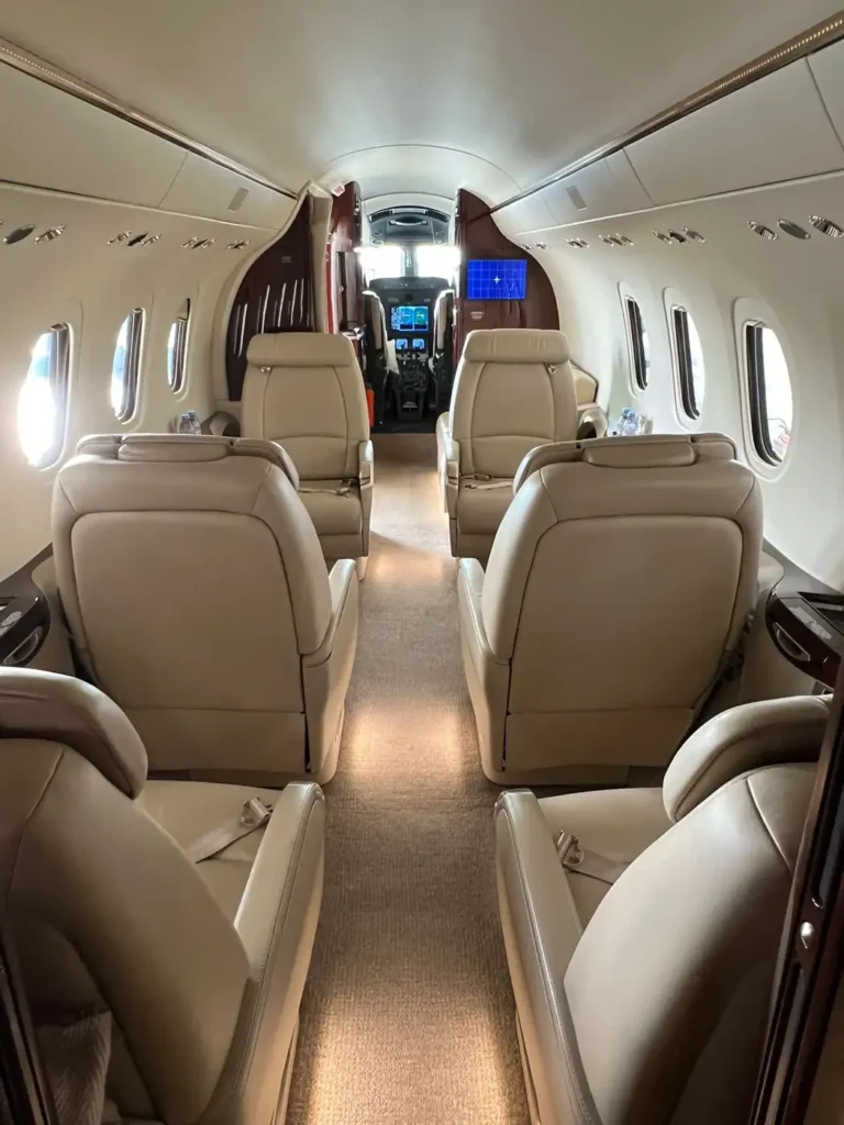 Citation-Latitude_OE-GLC_interior_front_facing_6_seats_in_view