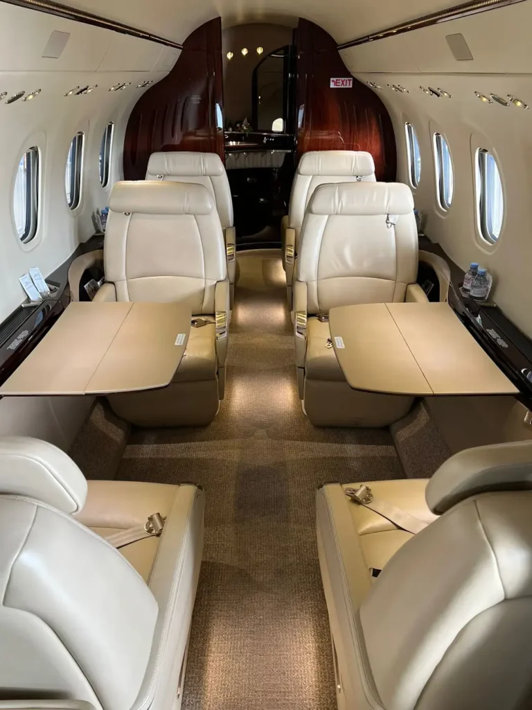Citation-Latitude_OE-GLC_interior_tables_unfolded
