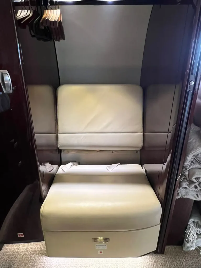 Citation-Latitude_OE-GLC_side_facing_seat