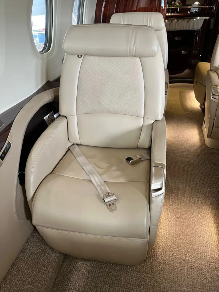 Citation-Latitude_OE-GLC_single_seat_with_seatbelt