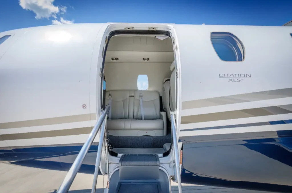 Pyxis_Cessna_Citation_XLS+_OE-GEM_entrance