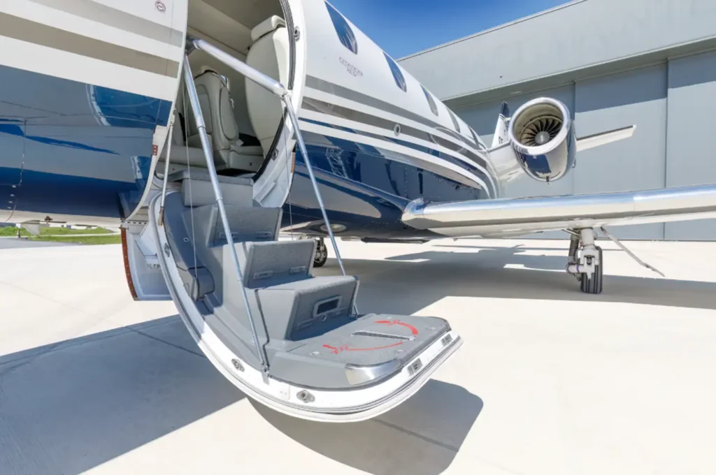 Pyxis_Cessna_Citation_XLS+_OE-GEM_exterior_entrance_stairway