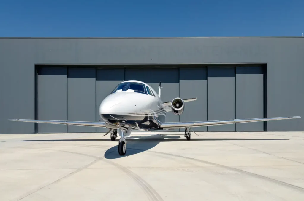 Pyxis_Cessna_Citation_XLS+_OE-GEM_exterior_front_with_hangar