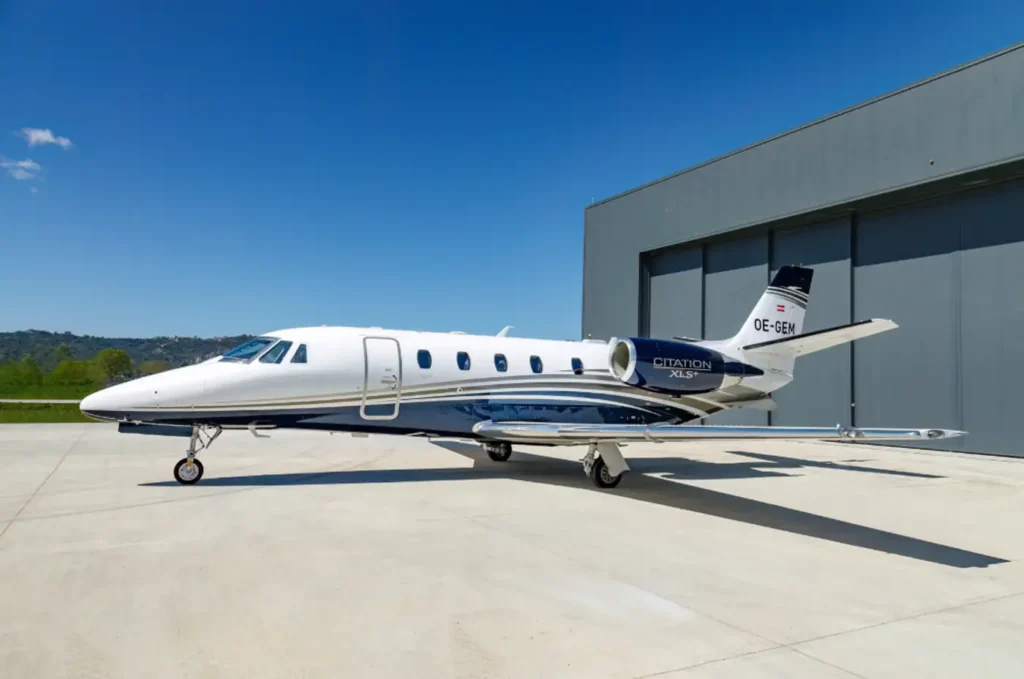 Pyxis_Cessna_Citation_XLS+_OE-GEM_exterior_side_left_with_hangar