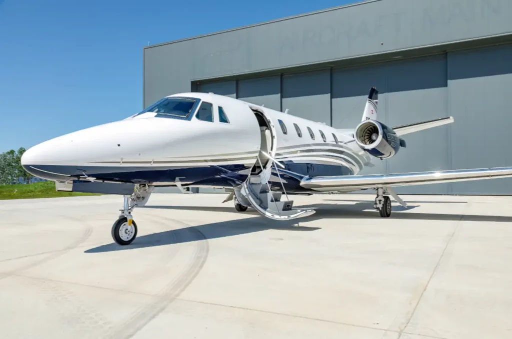Pyxis_Cessna_Citation_XLS+_OE-GEM_exterior_side_on_with_hangar