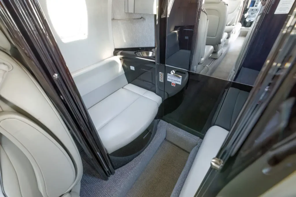 Pyxis_Cessna_Citation_XLS+_OE-GEM_interior_lavatory_seating