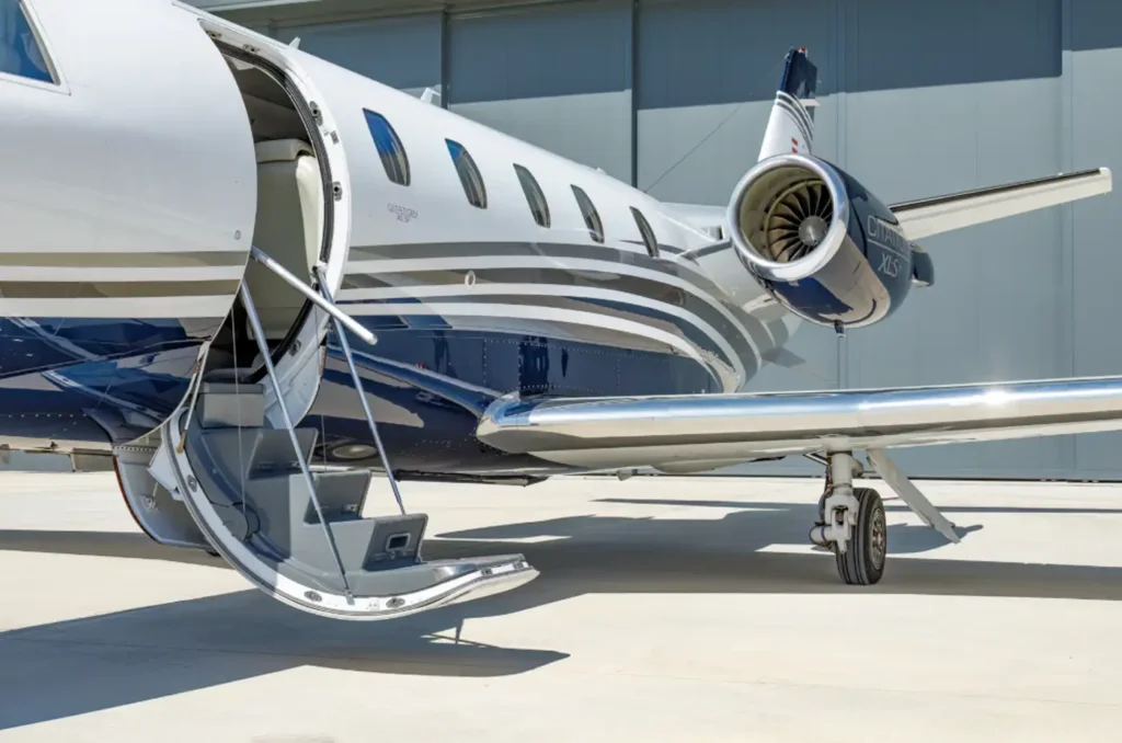 Pyxis_Cessna_Citation_XLS+_OE-GEM_stairway_side_on_with_hangar