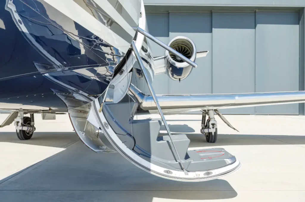 Pyxis_Cessna_Citation_XLS+_OE-GEM_stairway_with_hangar