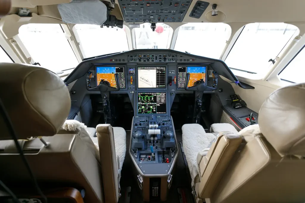 Pyxis-Dassault_Falcon_2000LX-9H_HAM-cockpit-1