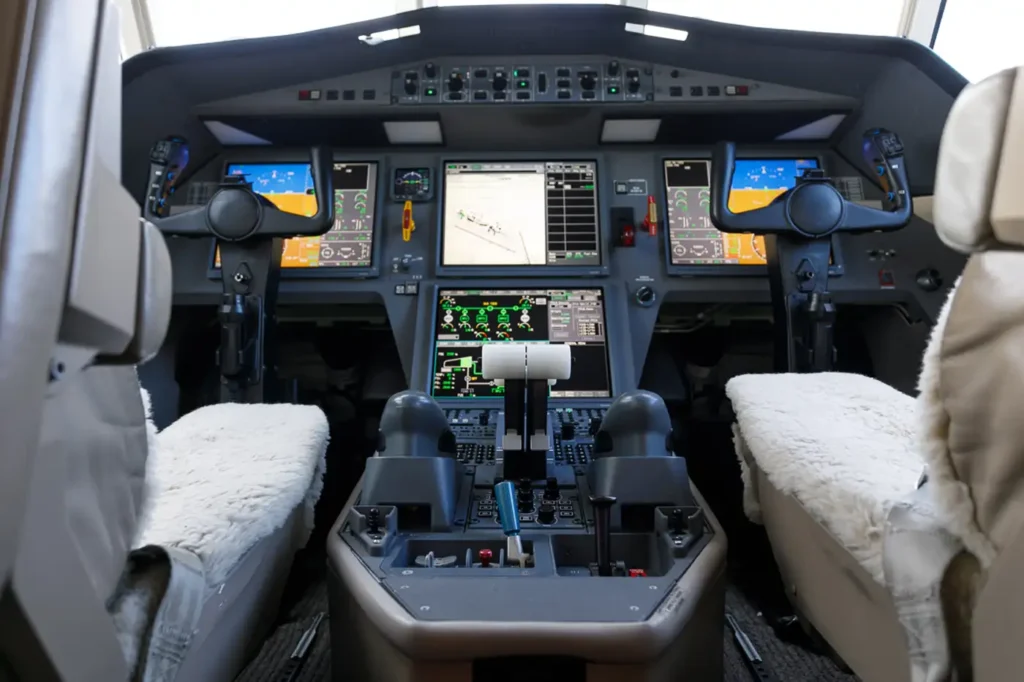 Pyxis-Dassault_Falcon_2000LX-9H_HAM-cockpit-2