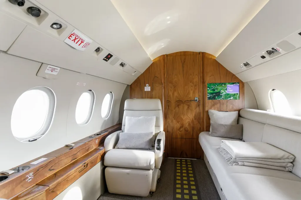 Pyxis-Dassault_Falcon_2000LX-9H_HAM-int-1