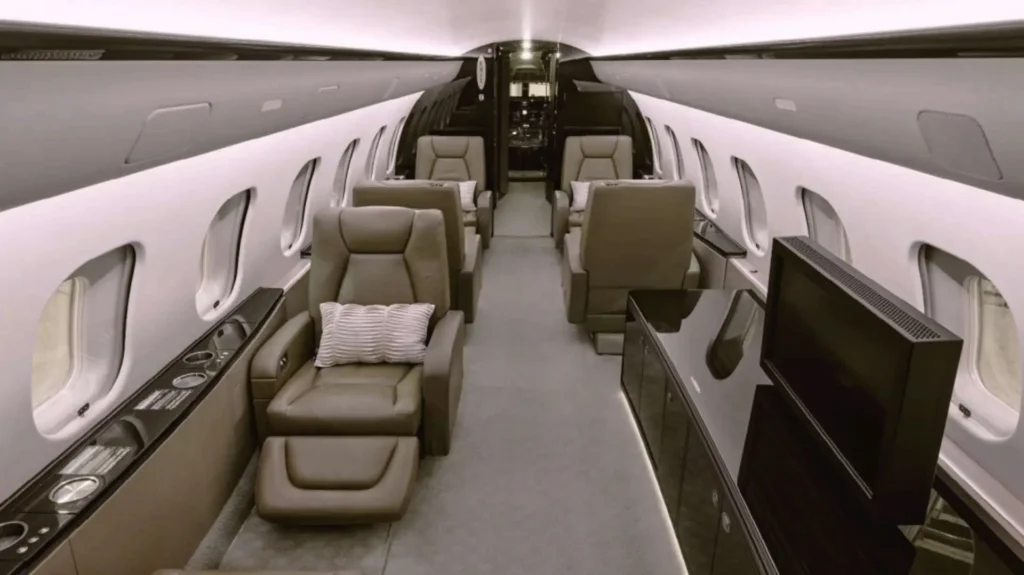 pyxis-bombardier-global-5000-sn9373-t7-ijs-cabin-club-seating-and-entertainment