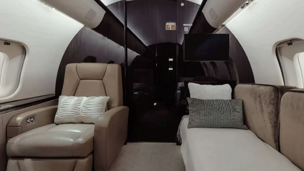 pyxis-bombardier-global-5000-sn9373-t7-ijs-cabin-seat-and-divan-aft-view