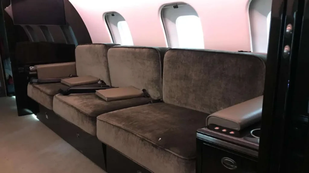 pyxis-bombardier-global-5000-sn9373-t7-ijs-cabin-three-place-divan